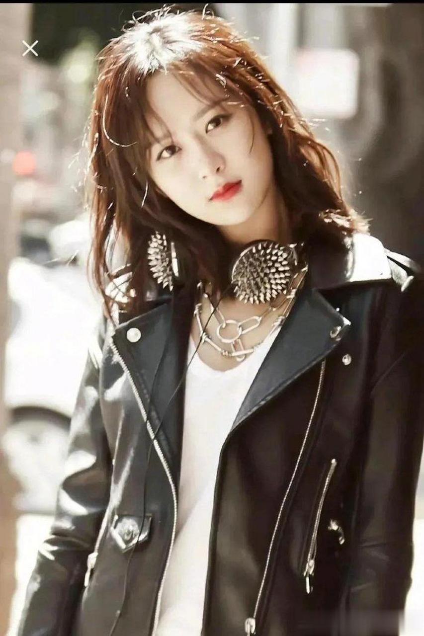 杨紫皮衣披发造型