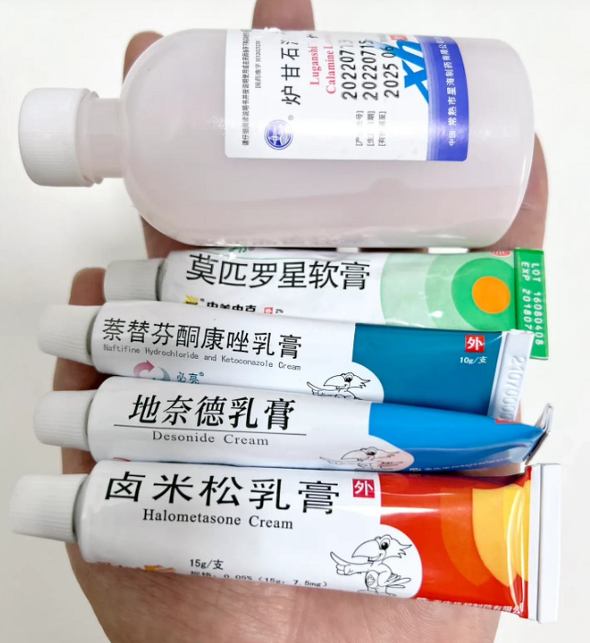能够解决90%常见生活中的皮肤问题:  第一个:维a酸乳膏 针对黑头,粉刺