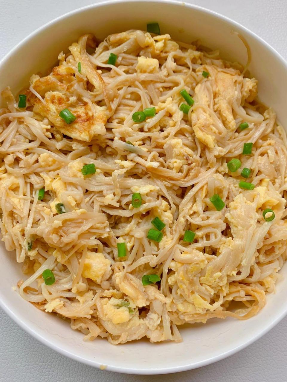 减脂期代餐真的蹭蹭掉秤 ? ?食材:金针菇,鸡蛋,葱 ?做法: 1?热锅