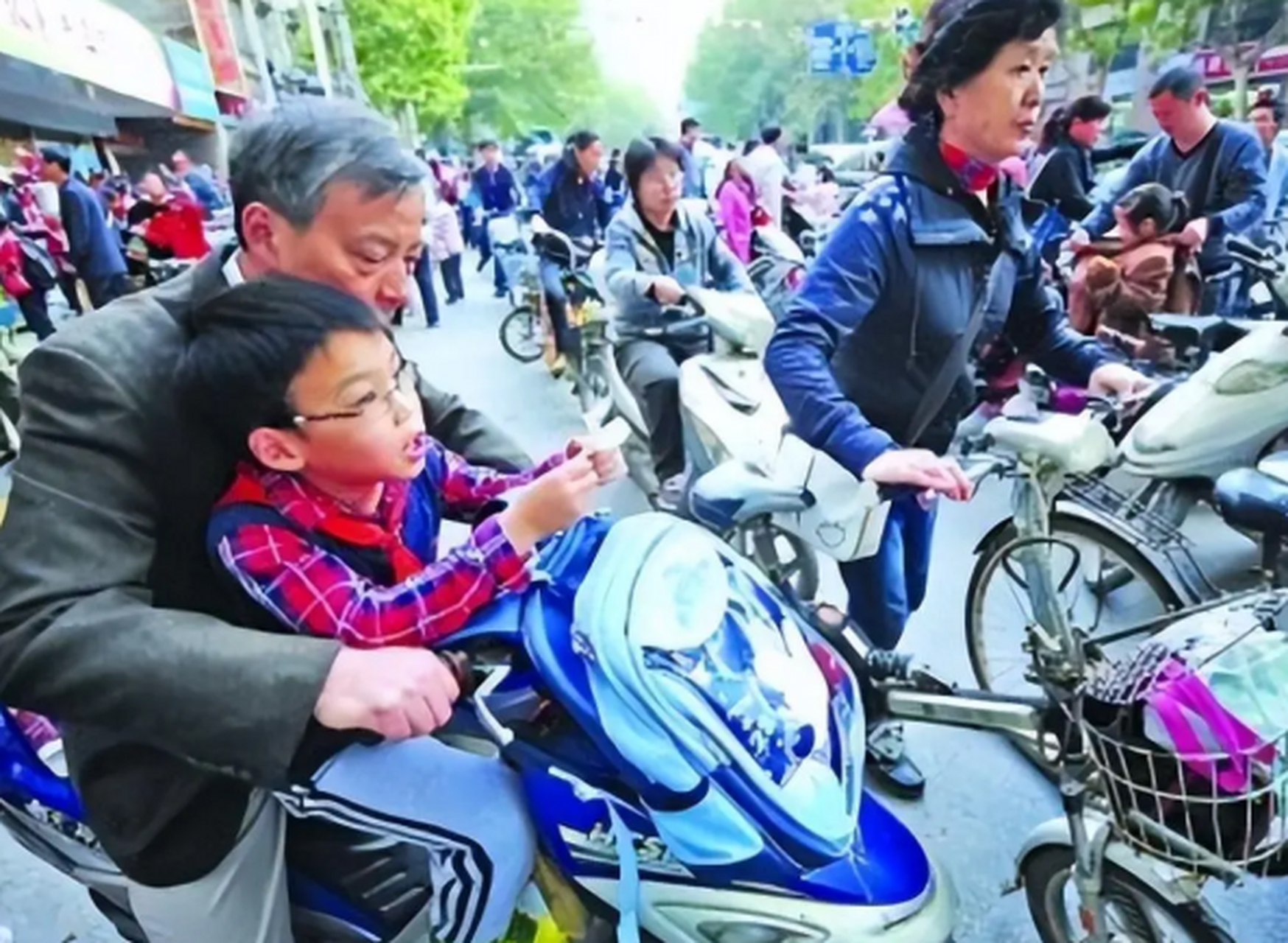 家长骑电动车接送孩子上学,安全问题固然重要,家长也是无奈之举 #30天