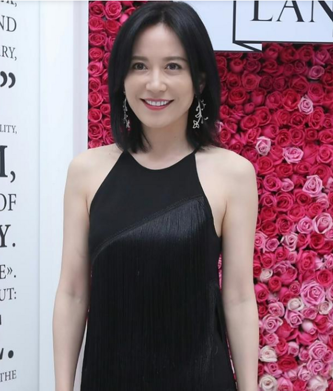 俞飞鸿虽然高调,但是却有资本,只有她把黑色礼裙穿得那么贴身和自然