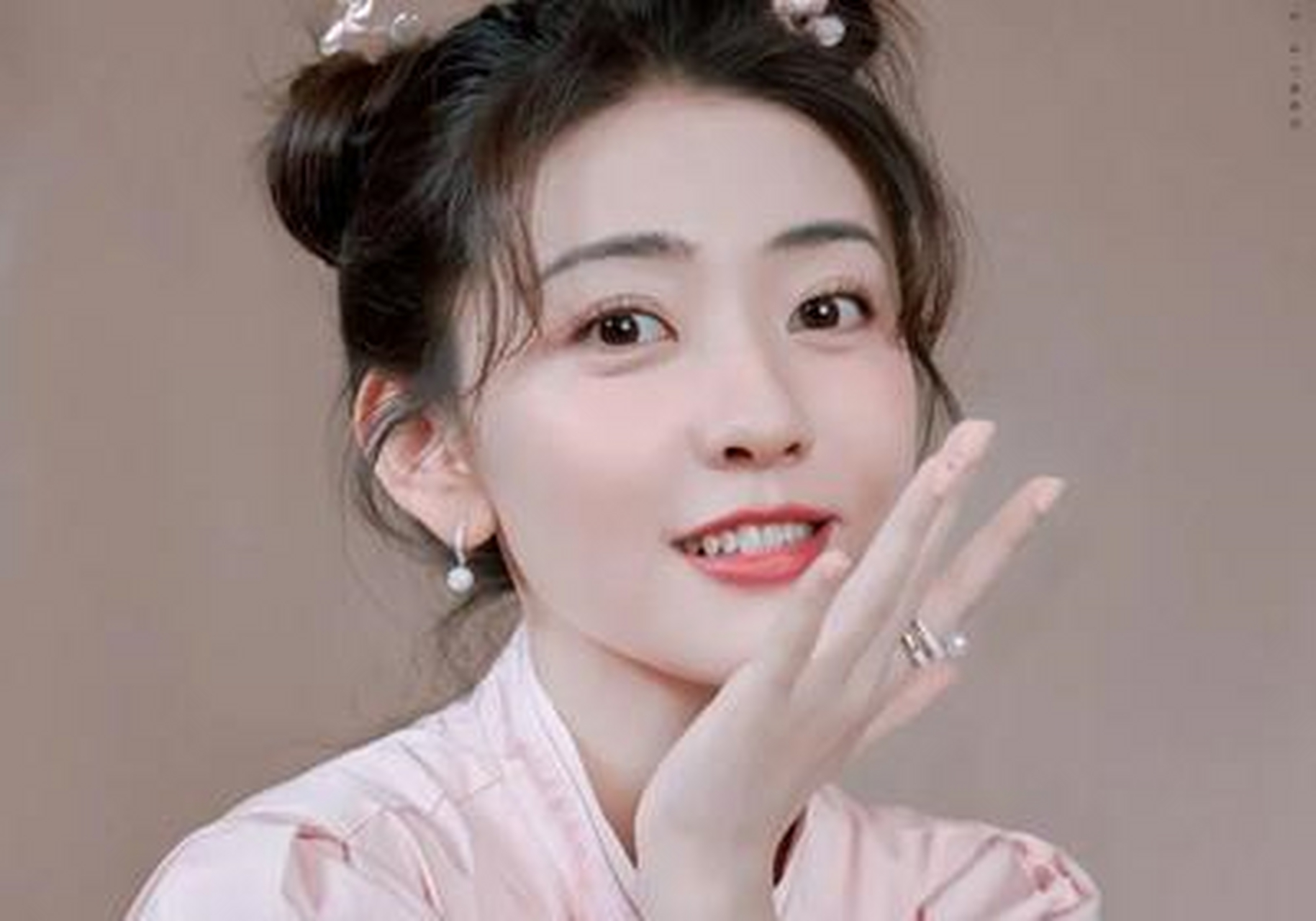 梁洁好久不见,穿粉色旗袍好养眼,真漂亮.