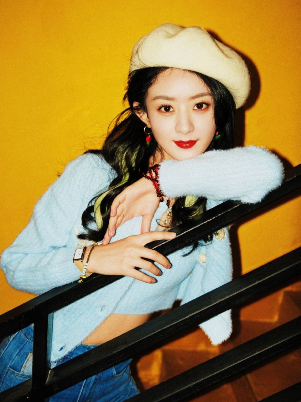 赵丽颖20211027做客李佳琦直播间造型科普 身穿奶蓝绒背心外套搭配