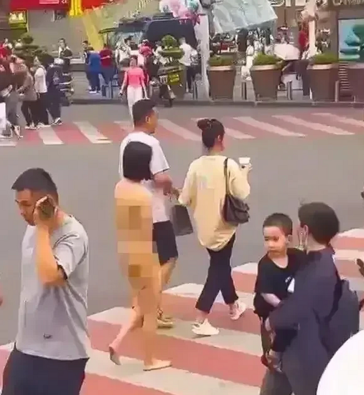 长沙五一广场一女子没穿衣服公然走在大街上,就为了报复出轨的男朋友