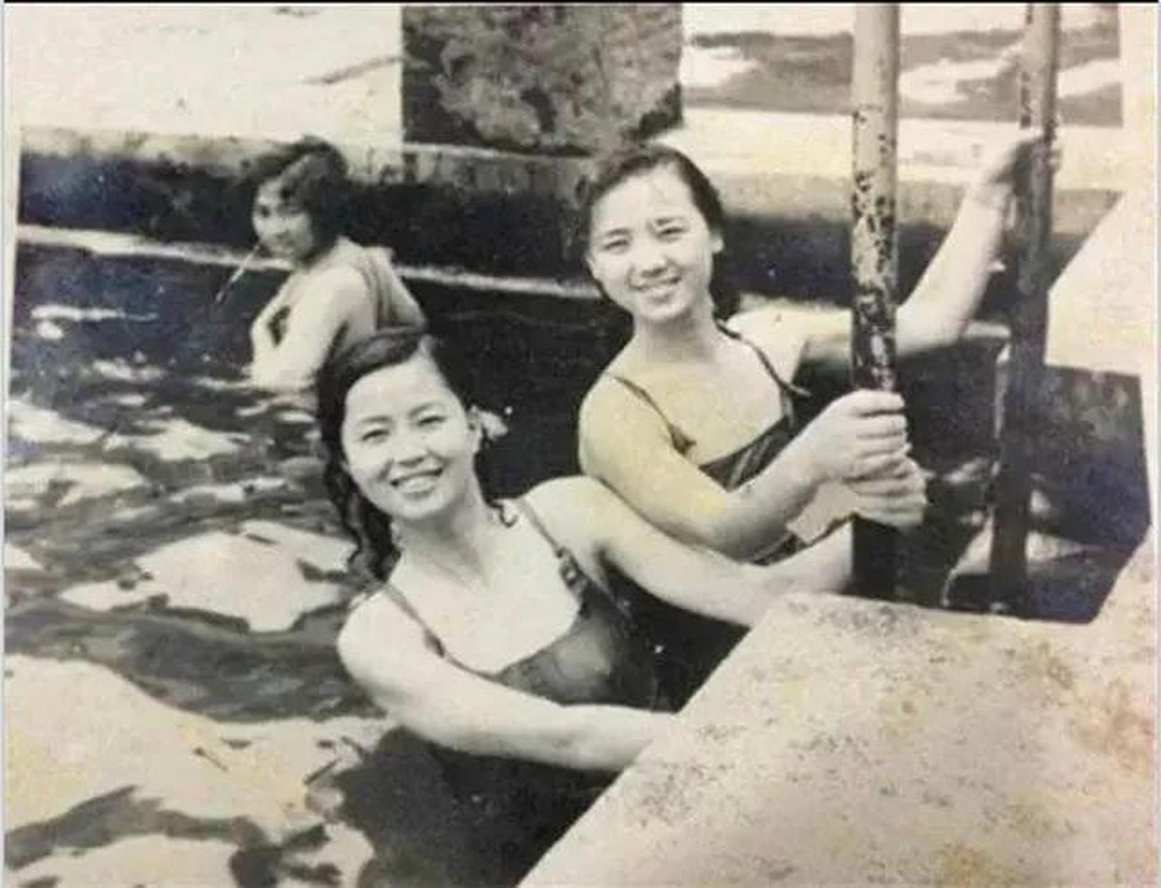 她们正在享受夏季的阳光和游泳带来的清凉感