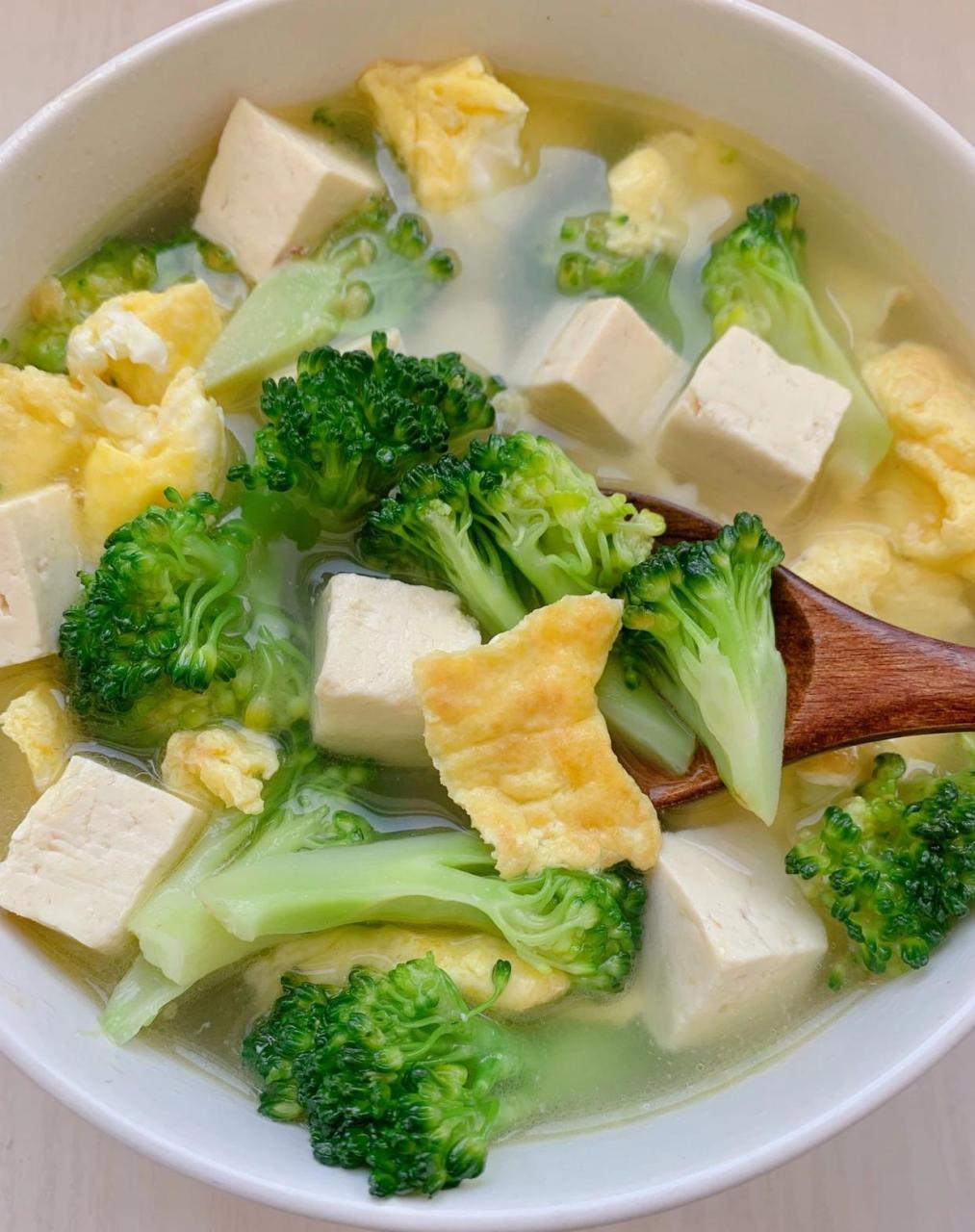 分享减脂期百吃不腻的:西兰花豆腐鸡蛋汤! 刮油减脂!