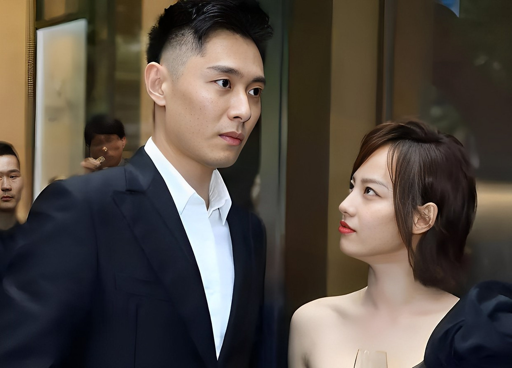 当买超提到张嘉倪时,他的表情充满了不屑!