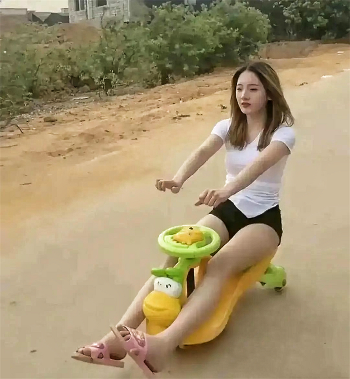 童心未泯,挺单纯的一个女人