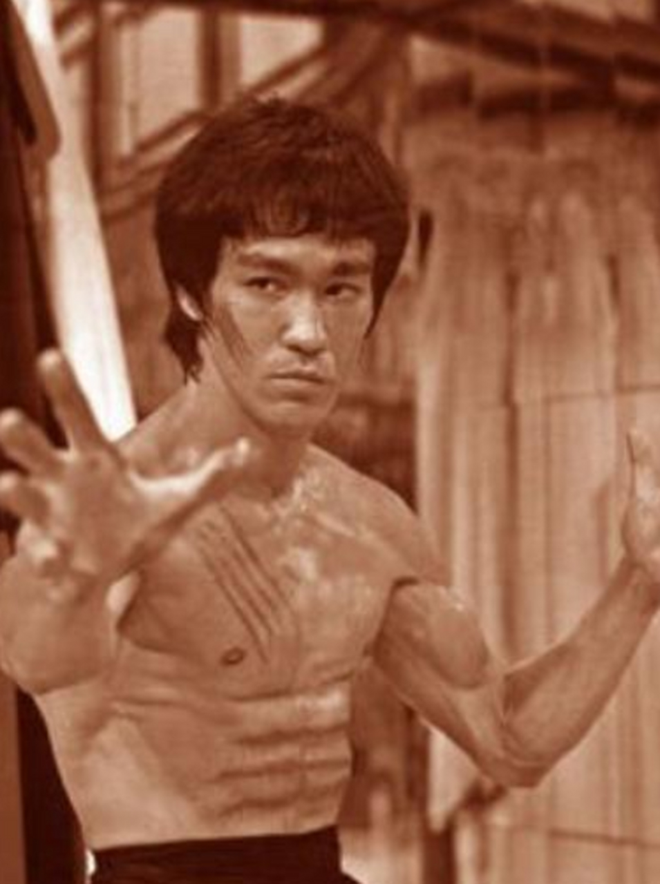 当年,身为美国海军陆战队教头的黄家达挑战李小龙,开始时十分嘚瑟.