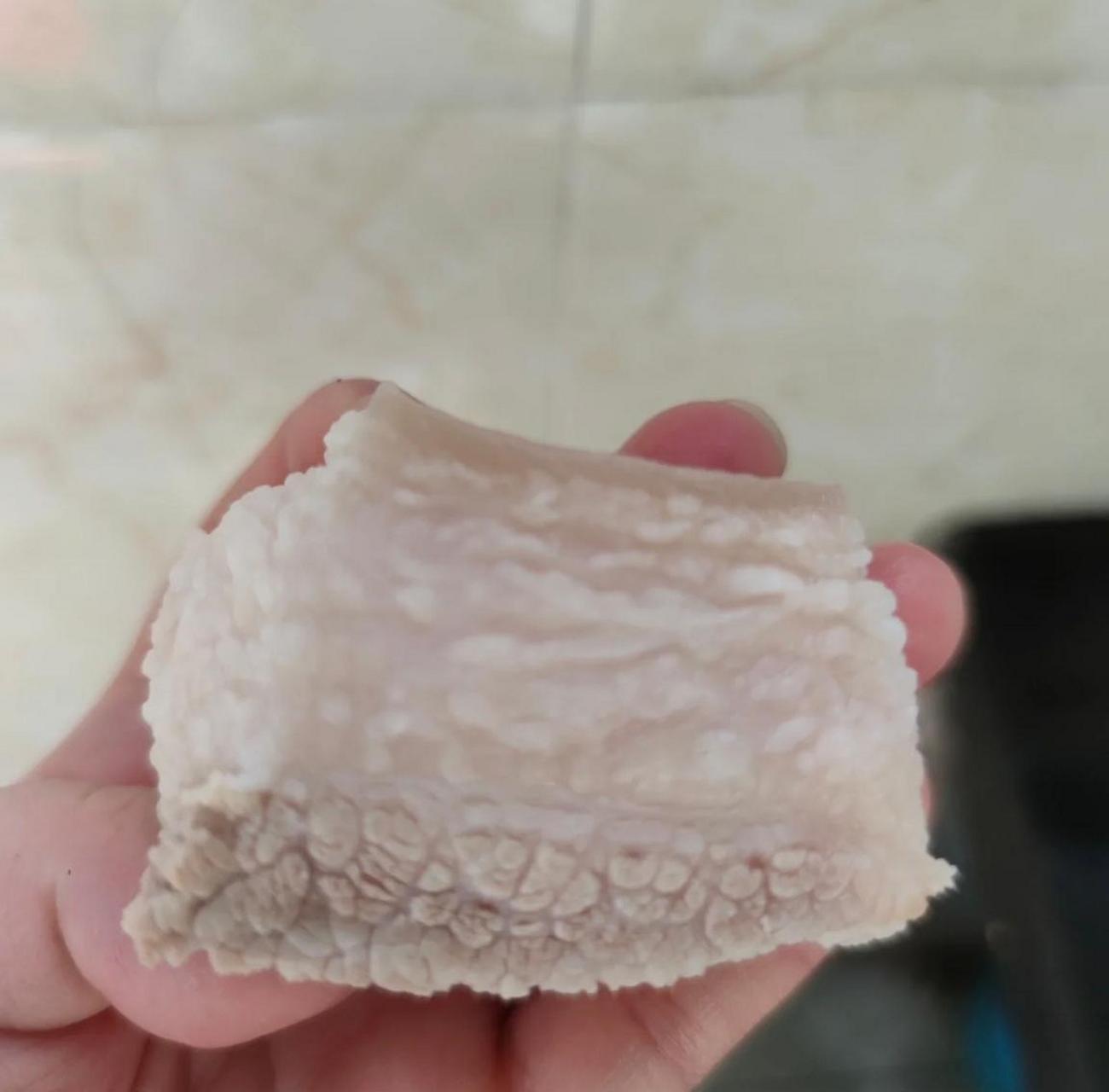 网友:不懂就要问,这样颗颗粒粒,麻麻赖赖的肥猪肉,还可以吃吗?