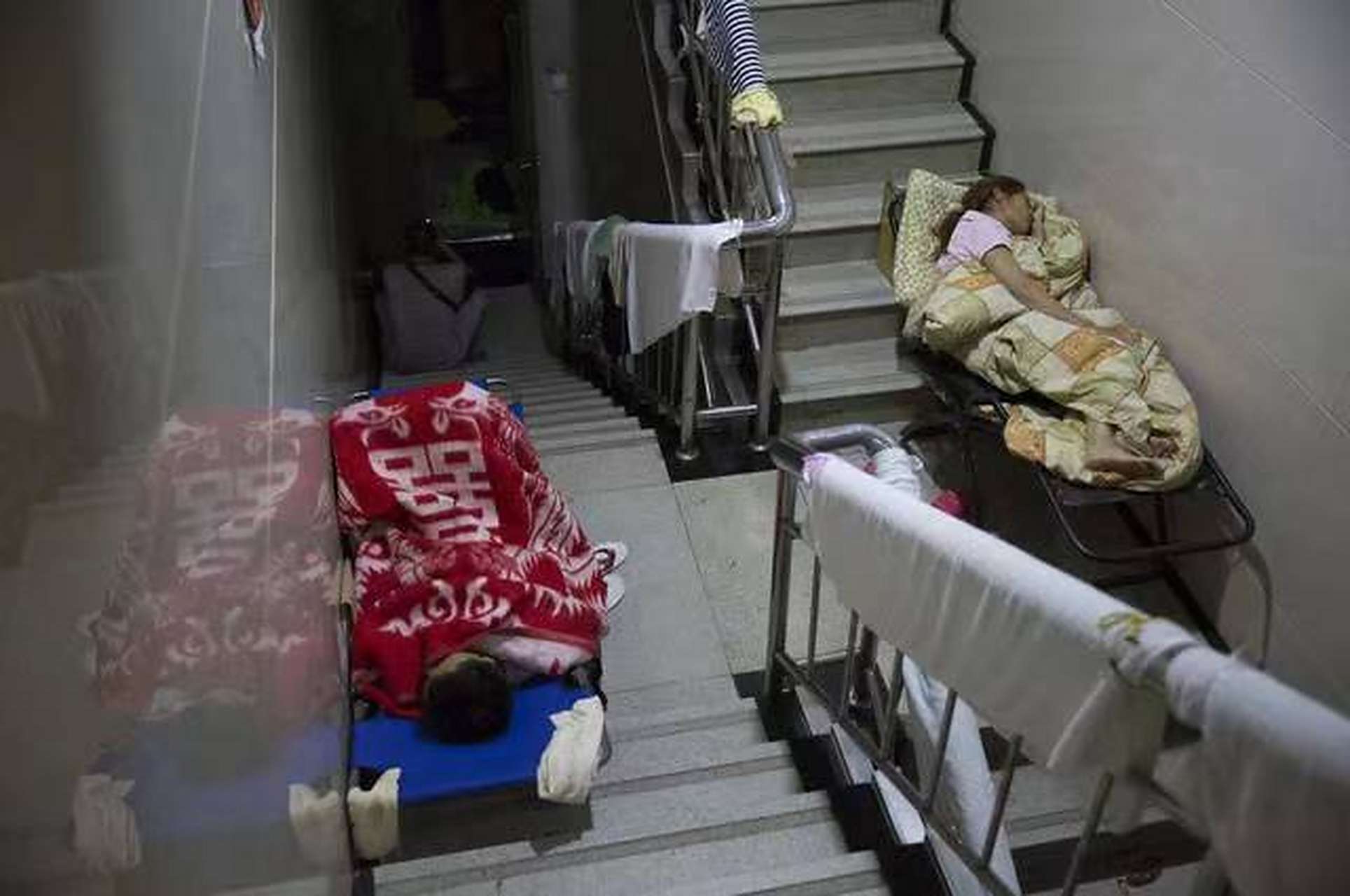 你有没有见过凌晨的医院走廊 昨天晚上下班准备走楼梯回家时,看到一位