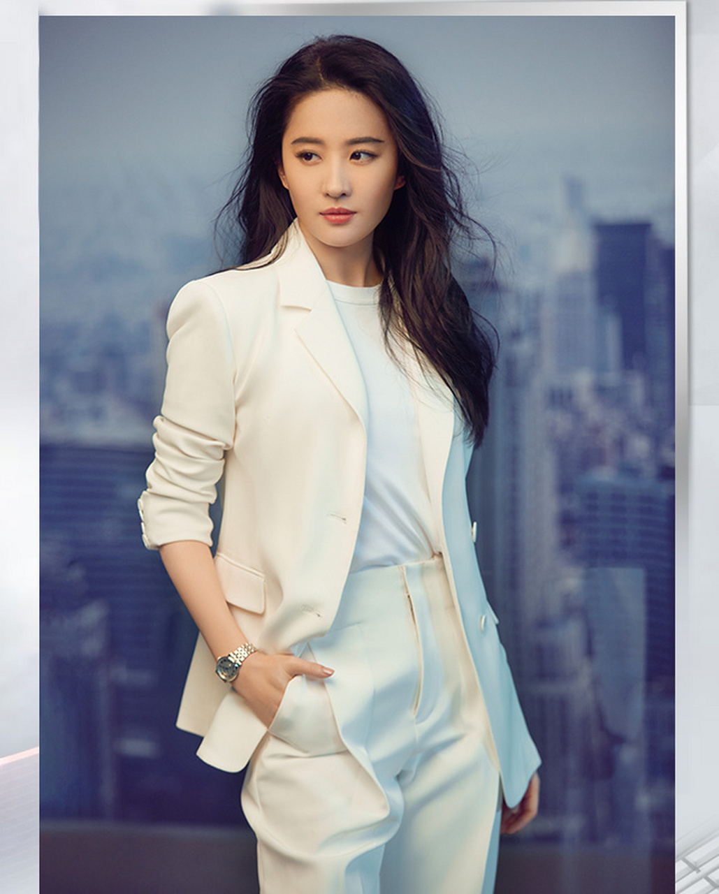 刘亦菲穿一身白色西装,精致干练,高端大气,高雅时尚,尽显女神的气质