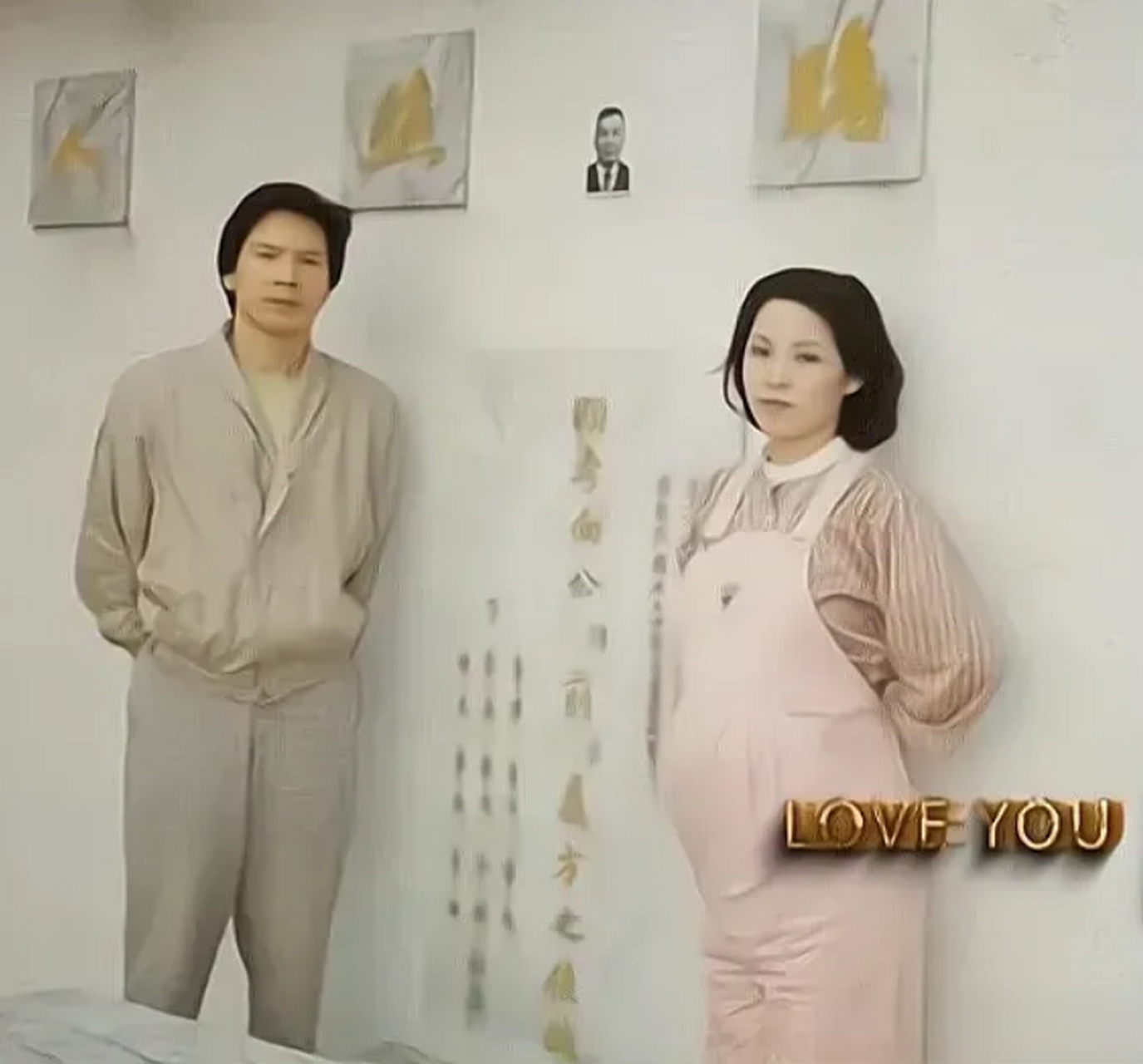 向华强与妻子陈岚,在祭拜父亲向前时的情景,镜头中的向华强穿着一身