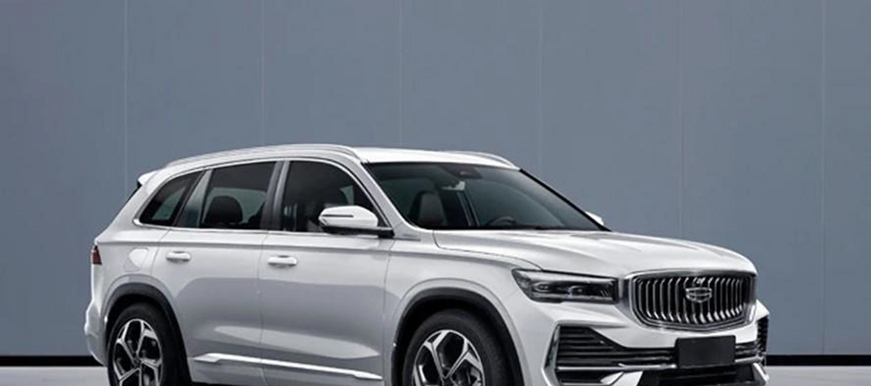 从外观上看,吉利kx11是一款很上得了台面的车型,新车的前脸采用了全新