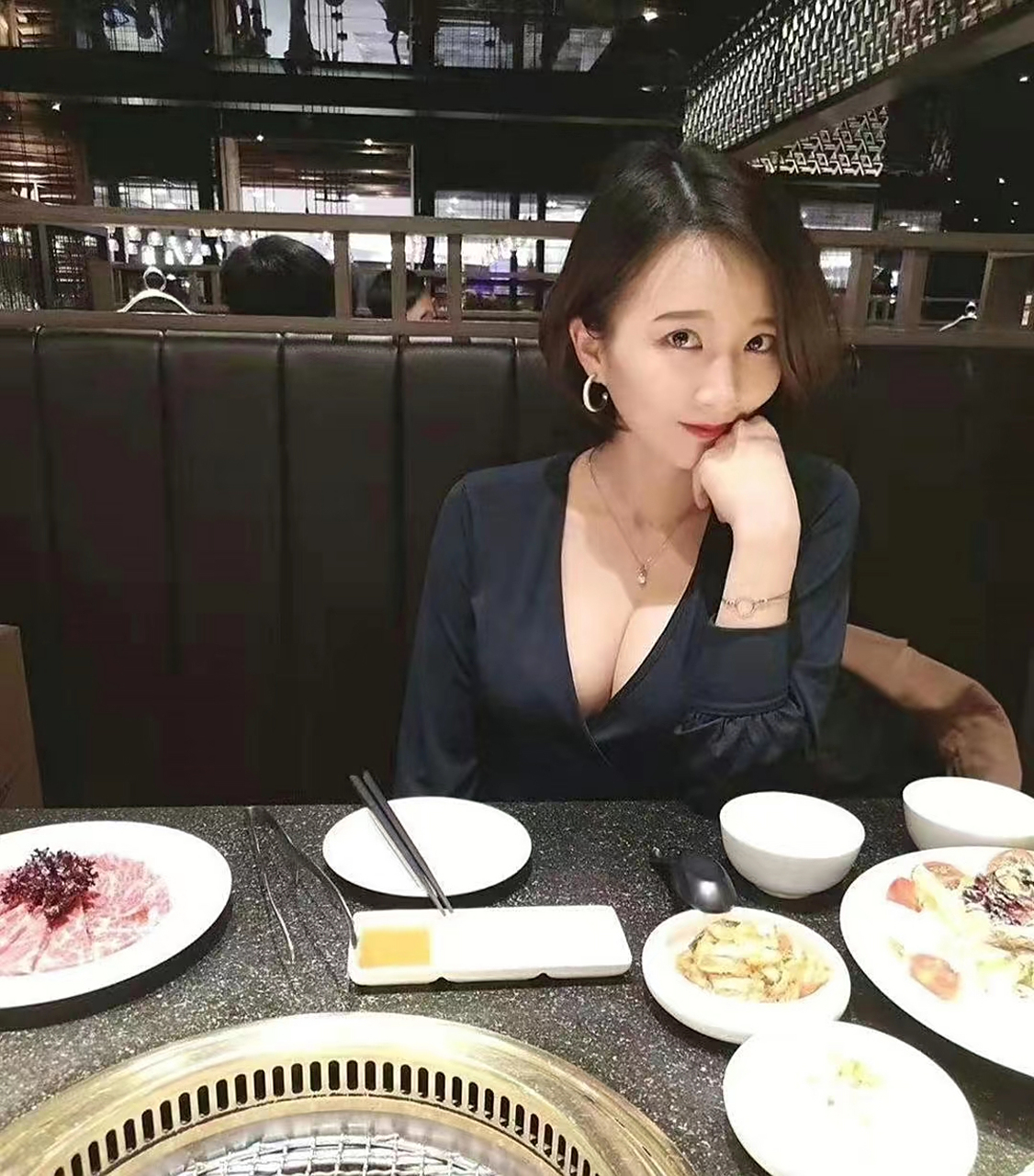 和前女友吃饭,感觉这眼神能杀了我啊#趣图搞笑