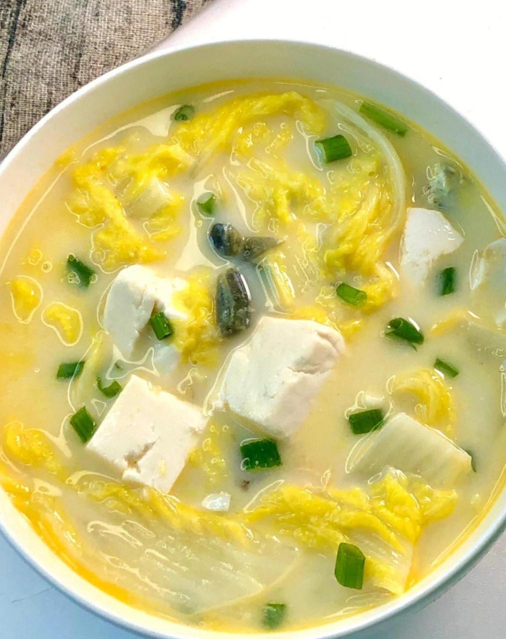 食材: 娃娃菜豆腐皮蛋鸭蛋 做法: 1:少油炒香蒜末,加入鸭蛋