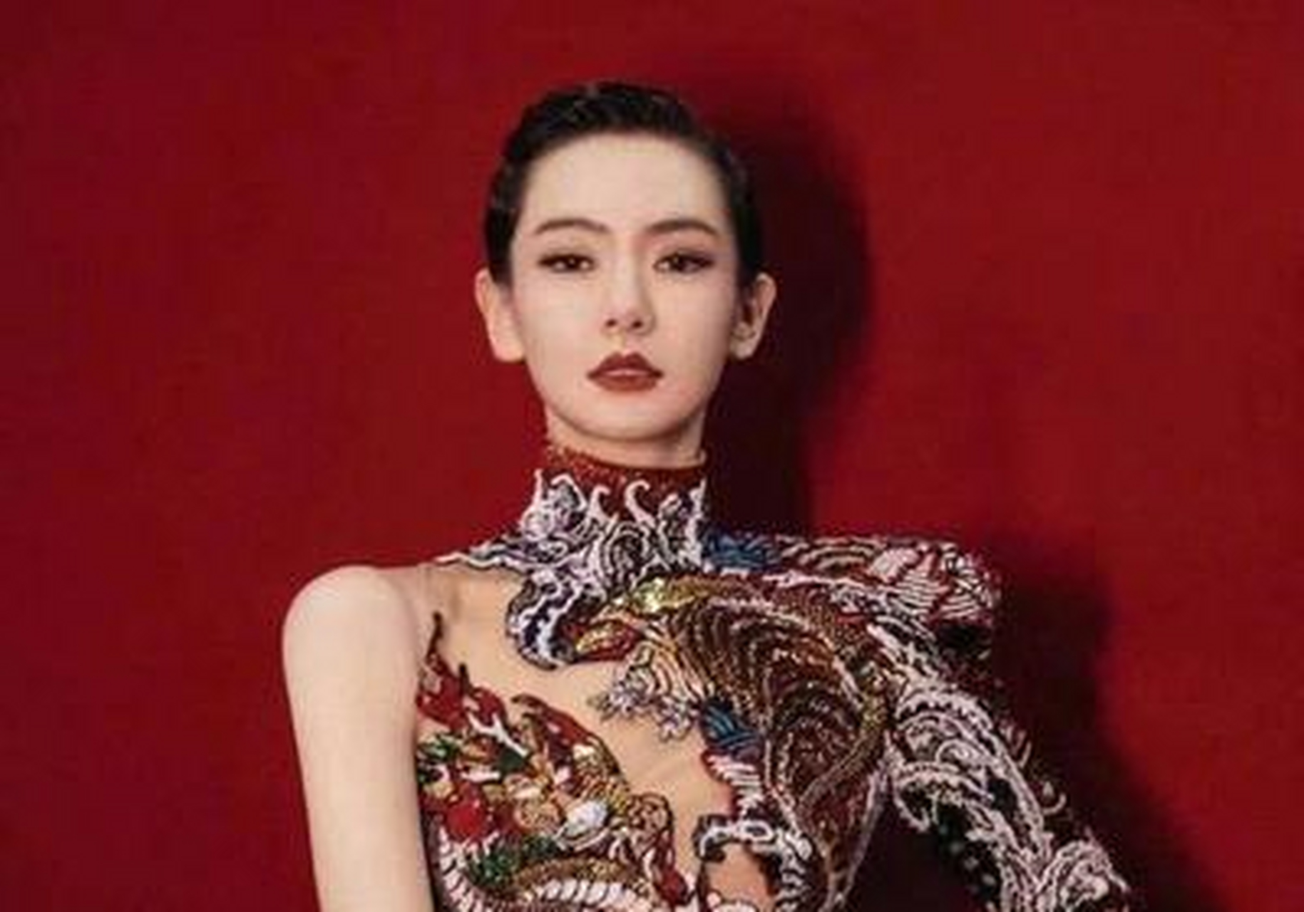 点戚薇穿一条龙纹旗袍,好惊艳,给人完美身材的视即感!