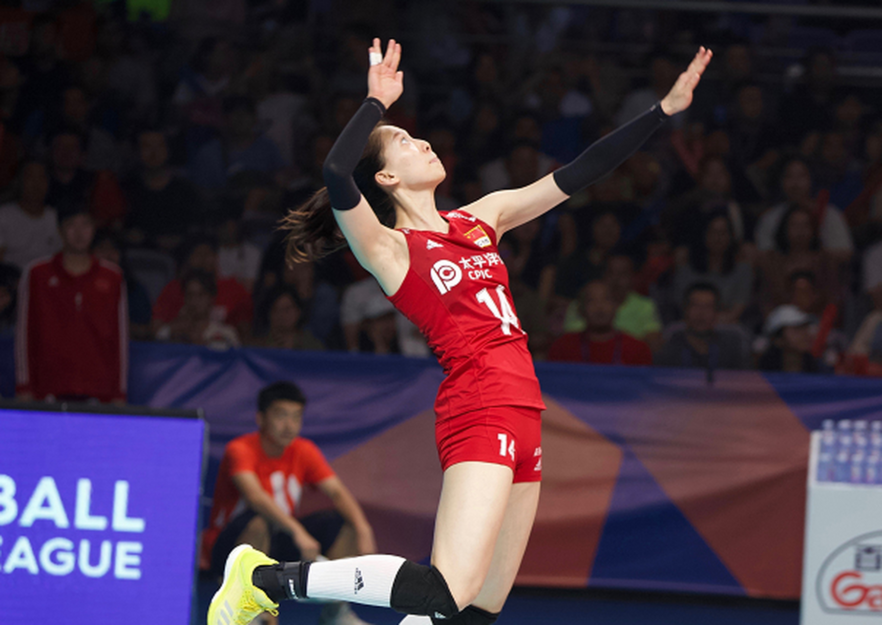 排福建女排的郑益昕是一位跨界选手,她曾在室内和沙滩排球两种不同