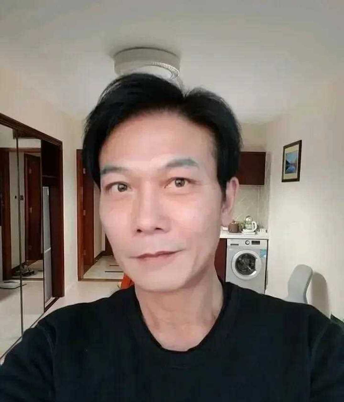 钱小豪在网上晒出了近照,从照片看,钱小豪消瘦了不少.