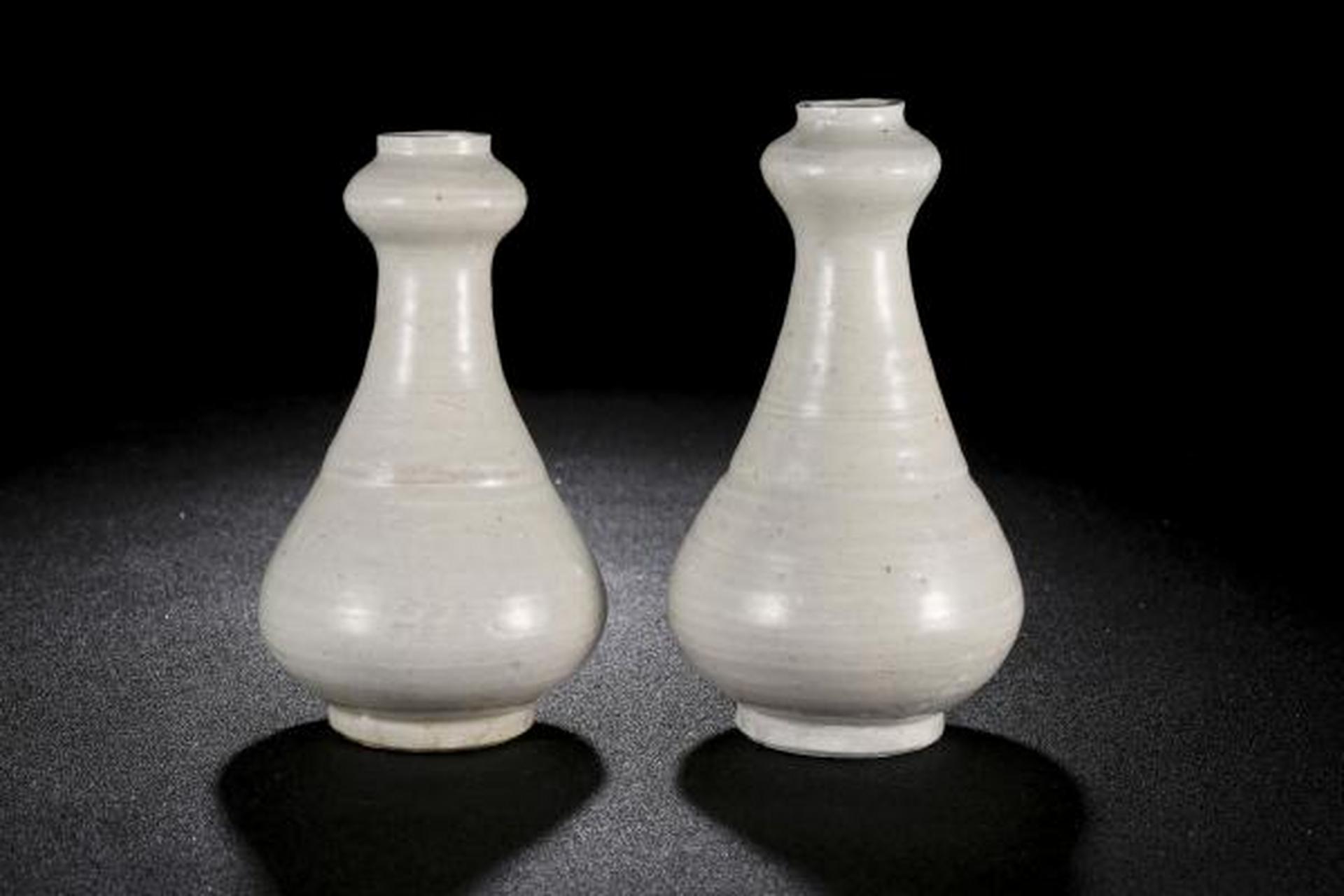 瓷器鉴赏# 此件宋元·福建窑口白釉蒜头瓶一对,直口,长颈,削肩,圆腹