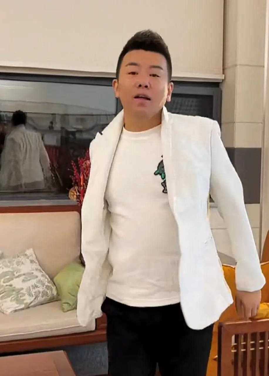 九天讲述豆姐和舞帝利哥的关系,豆姐想当舞帝老板娘,老利就是玩玩寻求