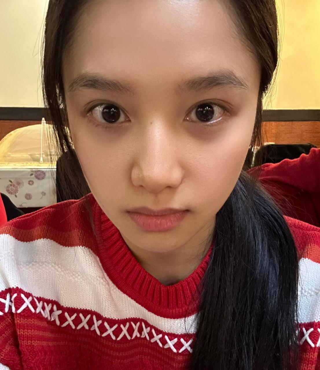 张婧仪素颜真的很干净,就和身边的同学没多大差别,给人一种很舒服的