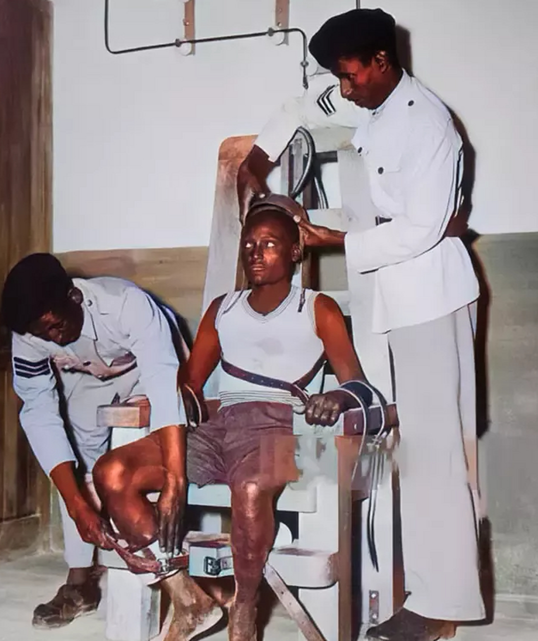 用电椅执行死刑现场,死刑犯吓得翻白眼!