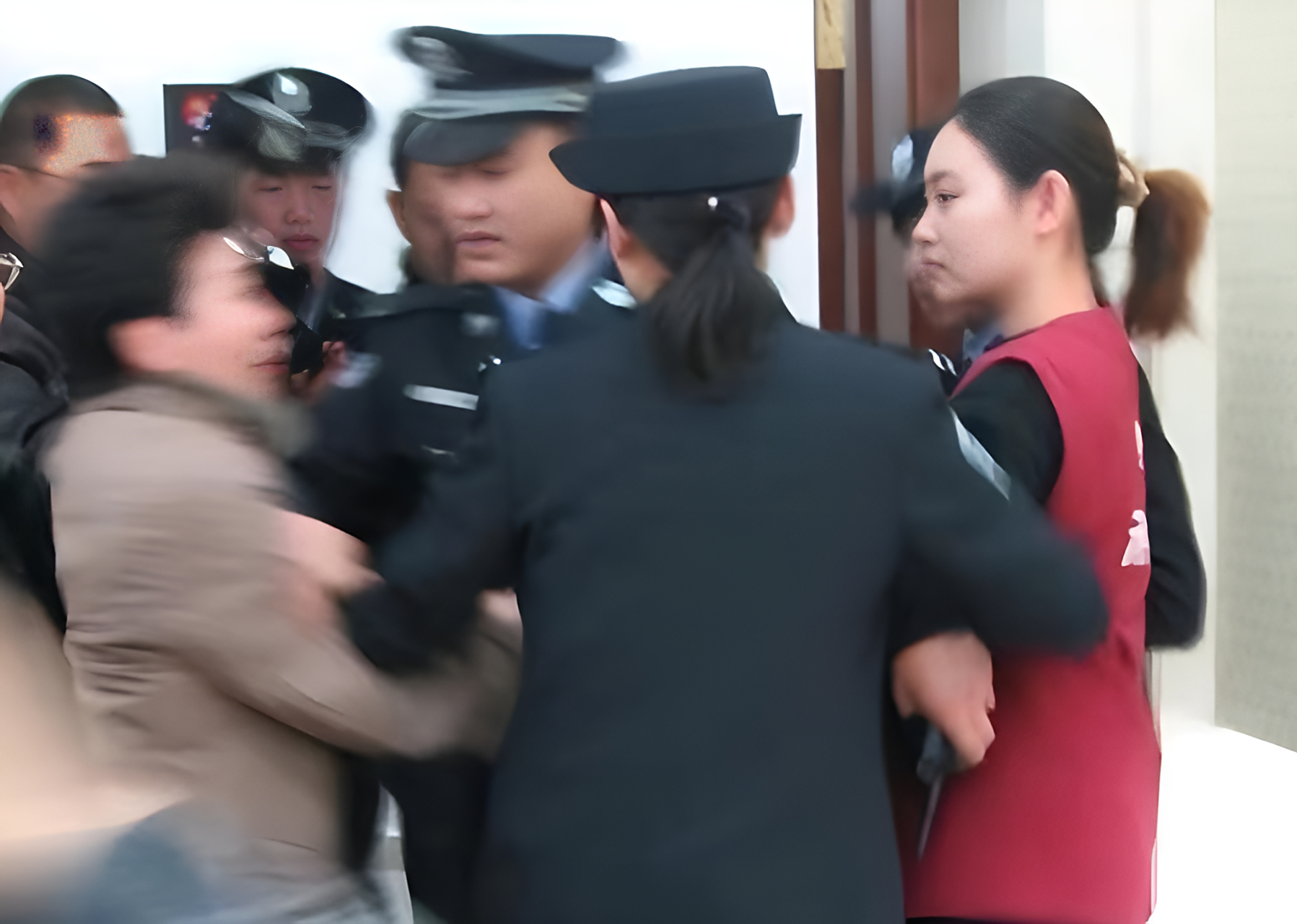 在2006年,一个19岁的北京女模特张笑为了"面子"而买了一辆保时捷给她