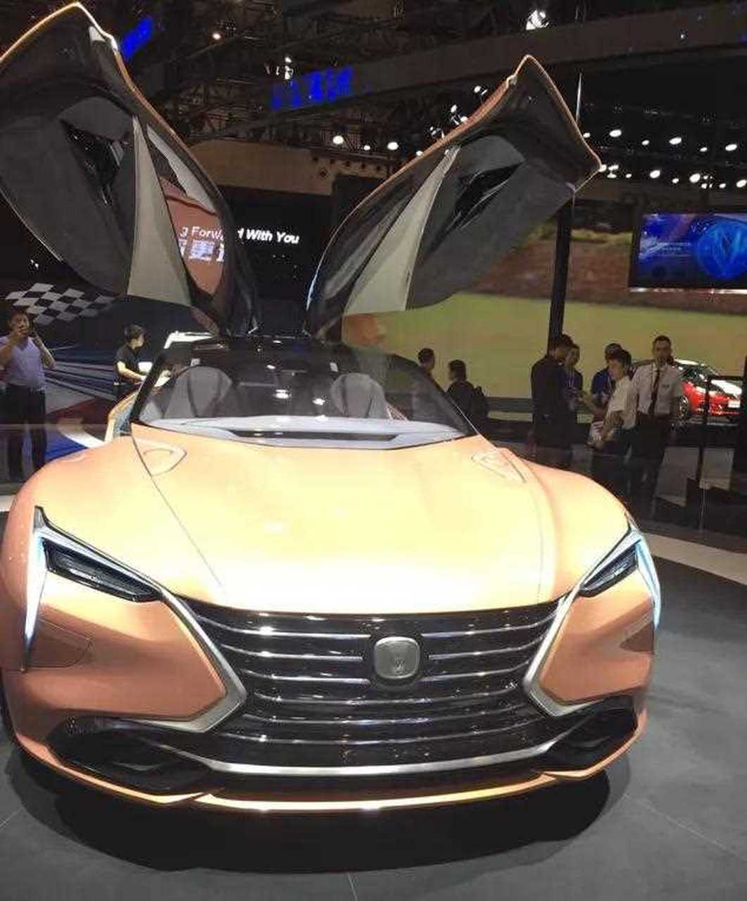 长安的概念跑车,睿骋,外形很酷,吸引了展会大把人拍照