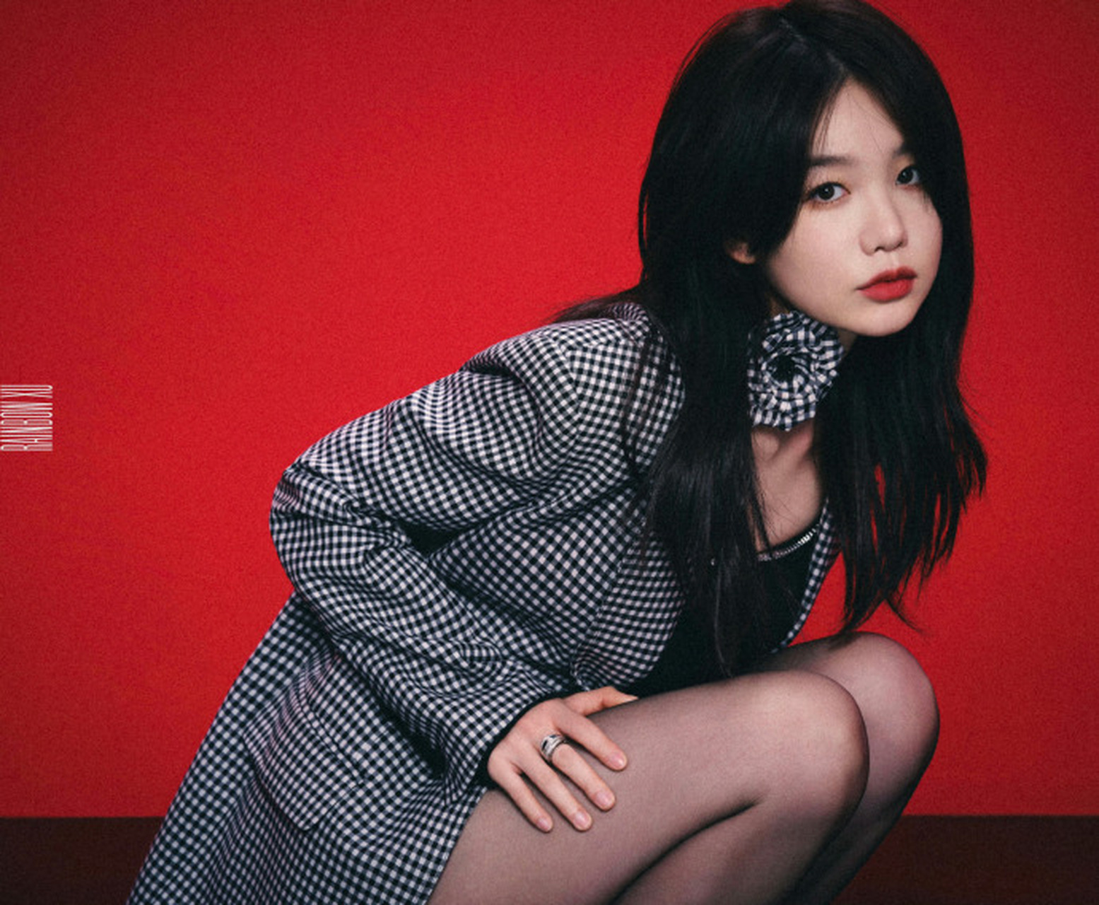 星闻#  徐梦洁性感黑丝大片 67~ 纯红背景反而有种拍证件照的感觉.