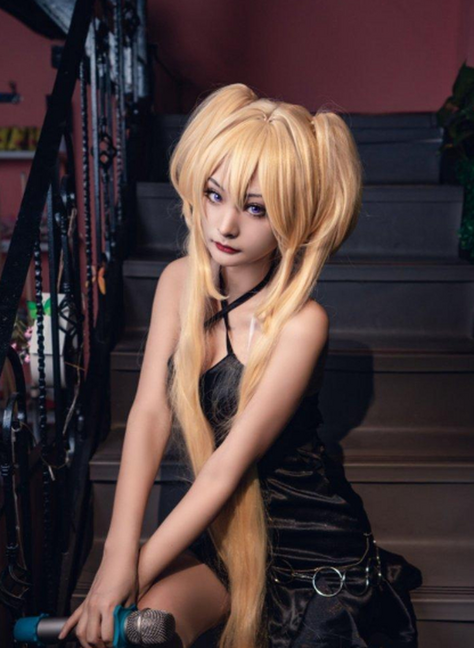 cosplay# 《守护甜心》月咏歌呗cos,小姐姐一身黑色的吊带礼服,帐是