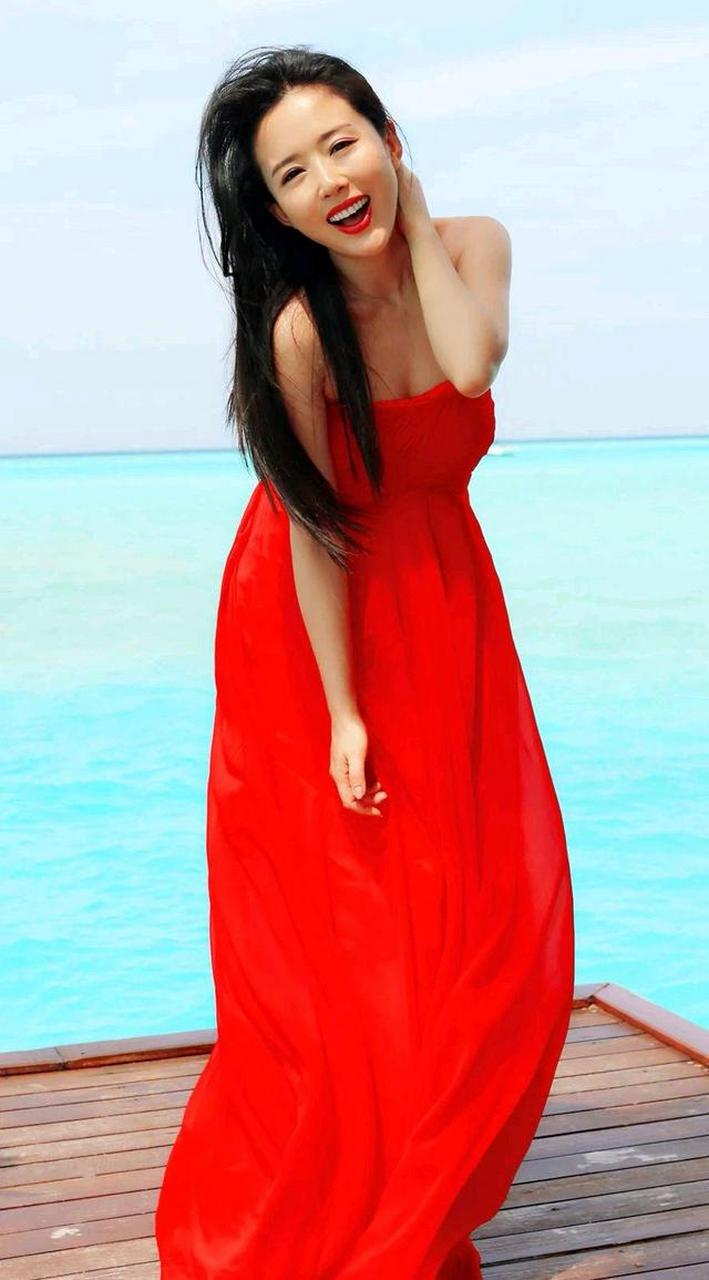颜丹晨水边一袭抹胸裙,性感撩人,女神气质完美