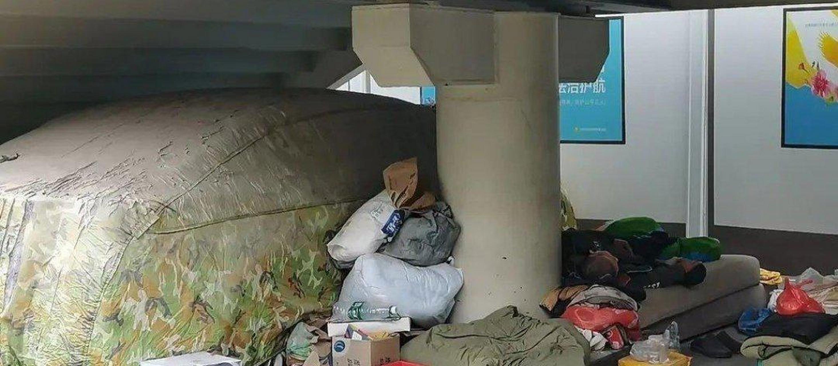 在深圳西丽一座天桥下,有个老大爷在那里住了至少有10年,每次经过那里