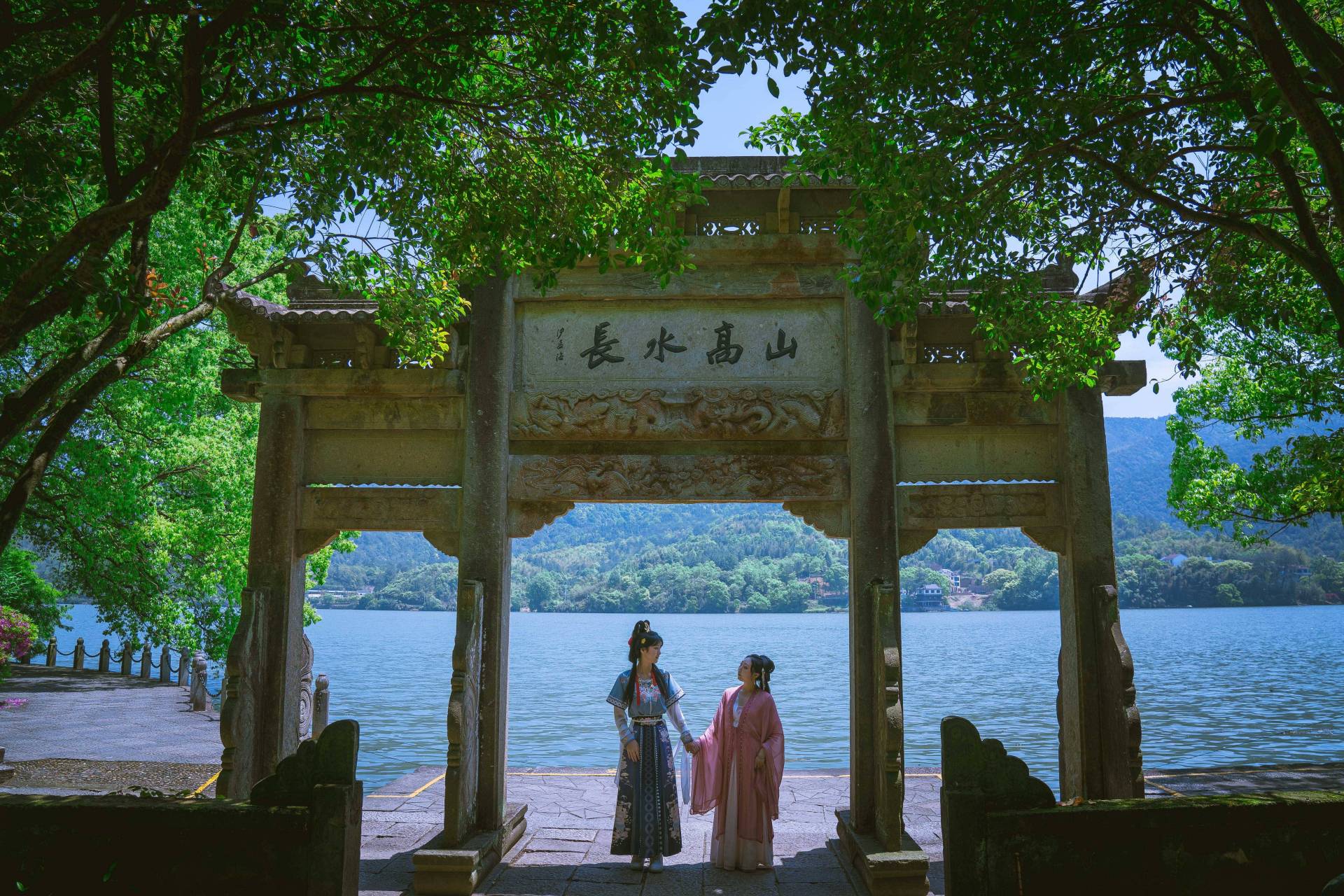 富春江小三峡,奇山异水,天下独绝,这个地方就是严子陵钓台.