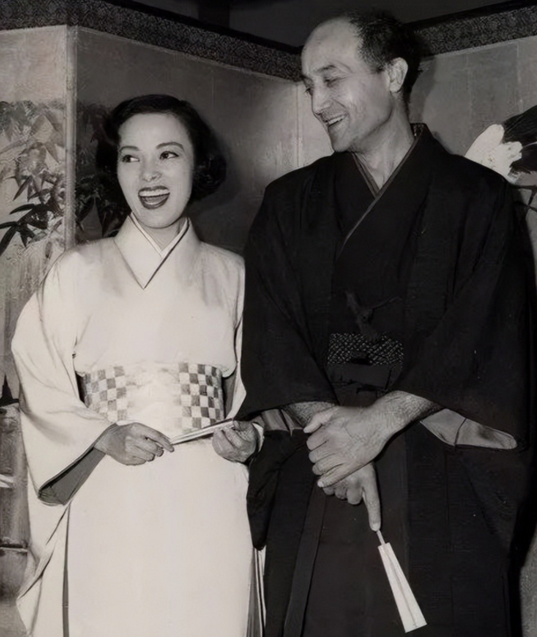 上个世纪的辽宁省灯塔市女歌手,演员李香兰与其丈夫野口勇.