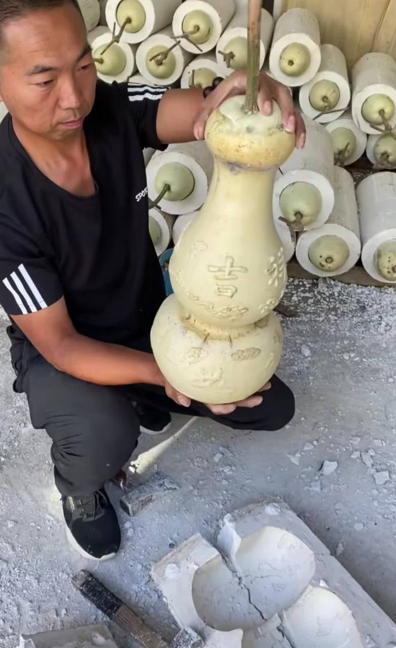 师傅把模具砸开,发现葫芦上写着"吉祥如意"四个字,寓意葫芦能保佑你