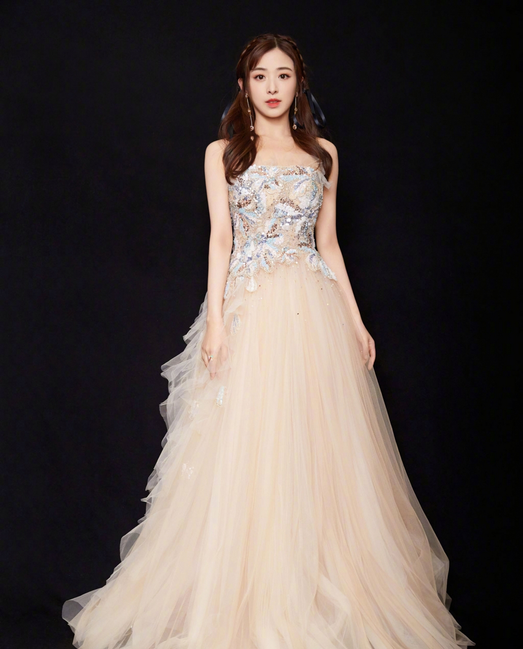 张含韵甜美可爱抹胸礼裙写真