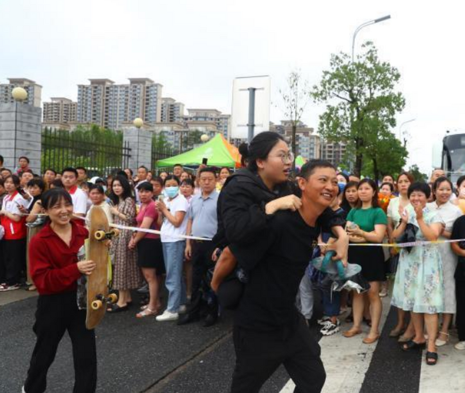 蒋张子怡,一个拥有坚强意志的女孩,她在年仅6岁时因车祸失去了双腿