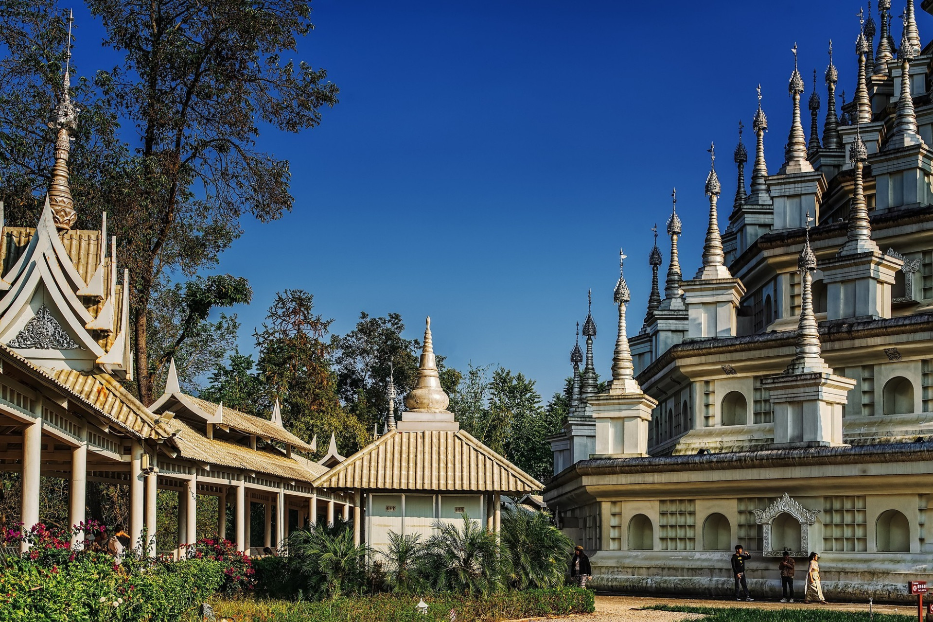 勐焕银塔又称千佛银塔,位于云南省德宏州府芒市东南雷崖让山的山顶,在