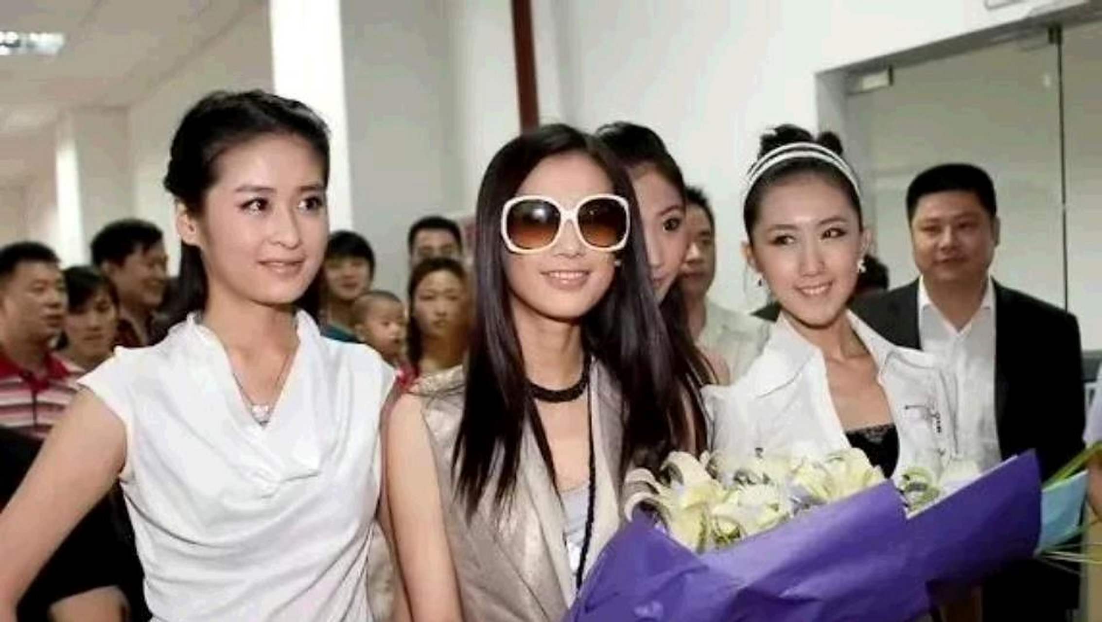 当年颖儿和黄圣依的合影,自然脸真的比锥子脸好看![鄙视]