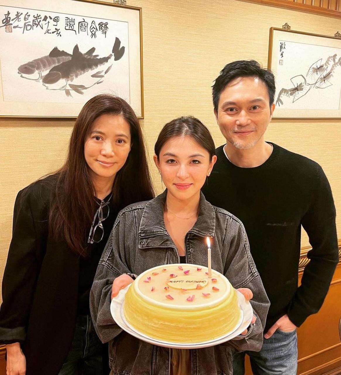 张智霖70岁的选美冠军母亲惊喜现身上山诗钠女儿生日派对,他妈妈好