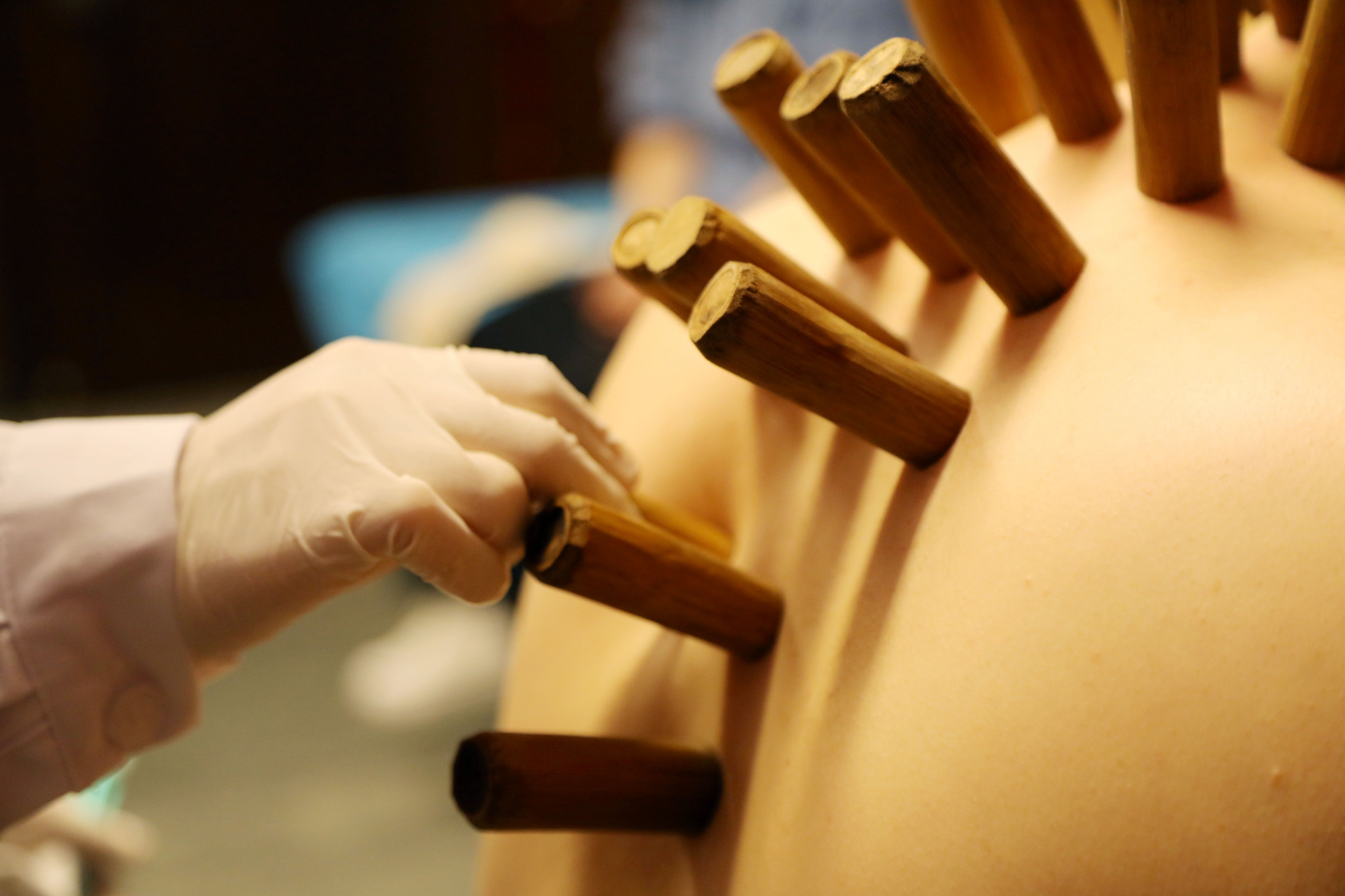 "我们家这个竹罐,跟现在好多人所理解的拔火罐不太一样,它集拔罐