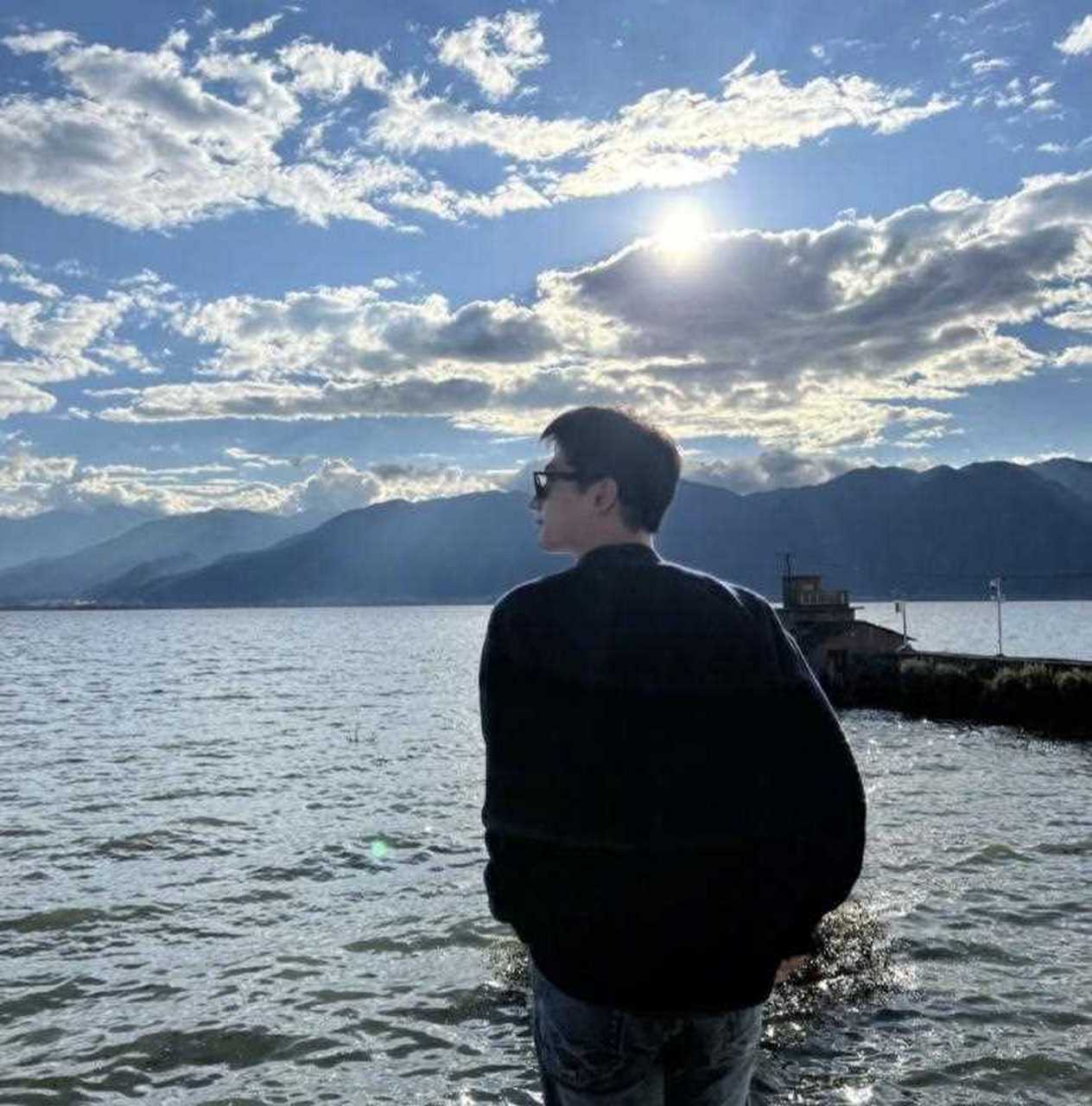 杨洋这是笑傻了吗?露出大白牙的笑容,感染力有点强!