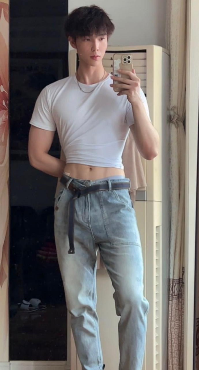 男人,你已经成功引起我的注意力!肩宽腰细腿又长,还让不让人活了!