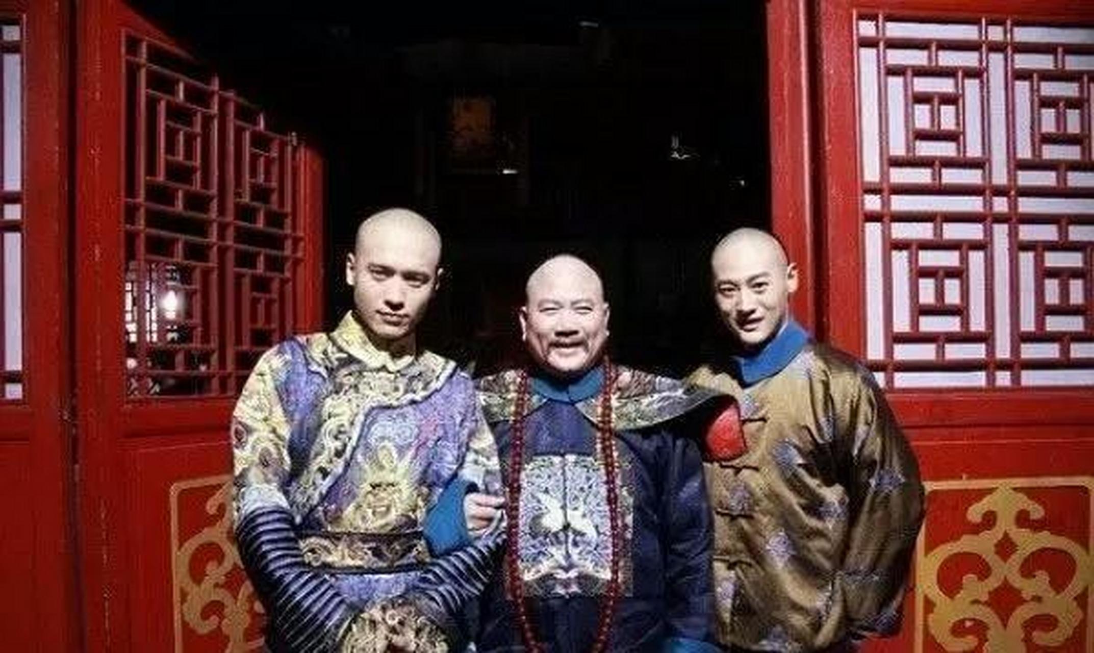 苏凌阿本以为只要抱紧和珅这棵大树,以后便可平步青云,享不尽的荣华