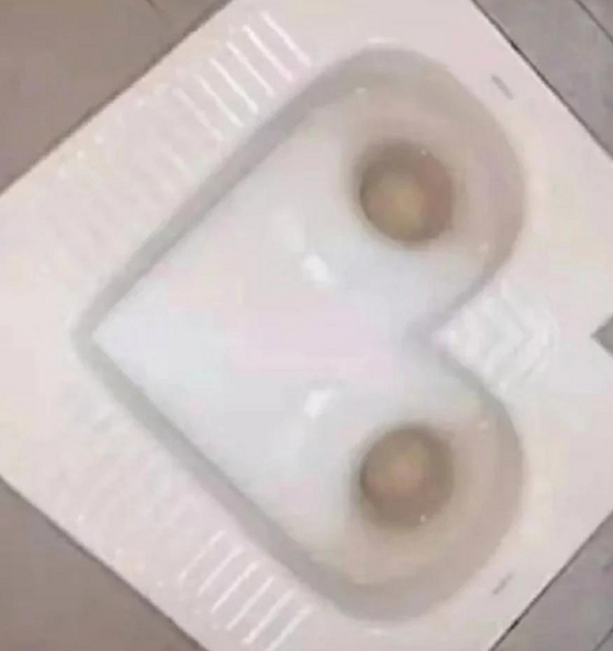 原来爱你的话,就连蹲便都是爱心的样子啊!