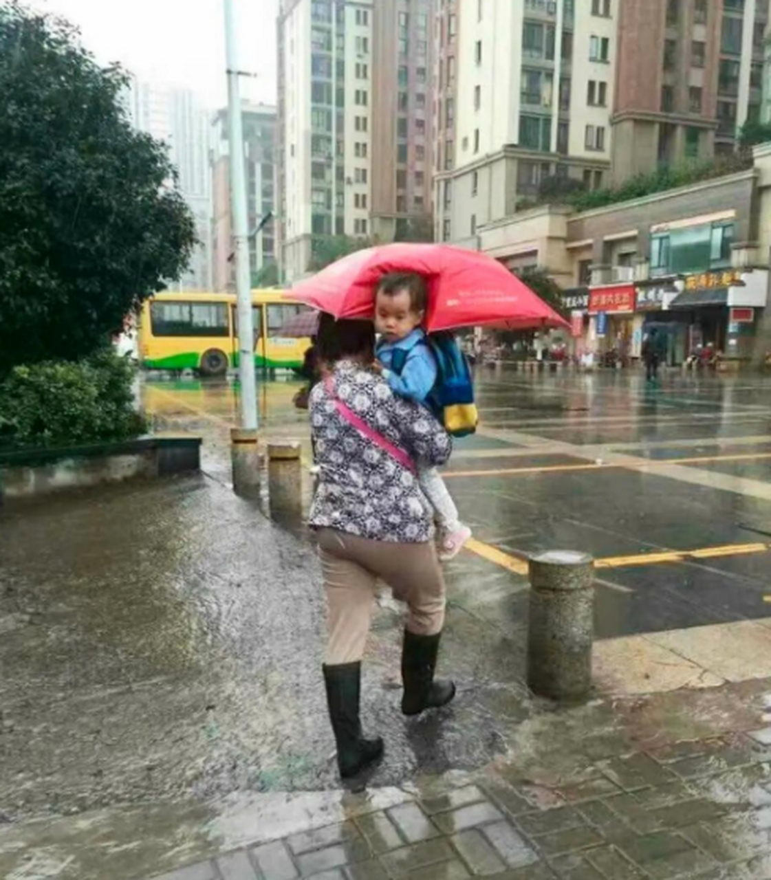 冷冷的冰雨在臉上胡亂的拍