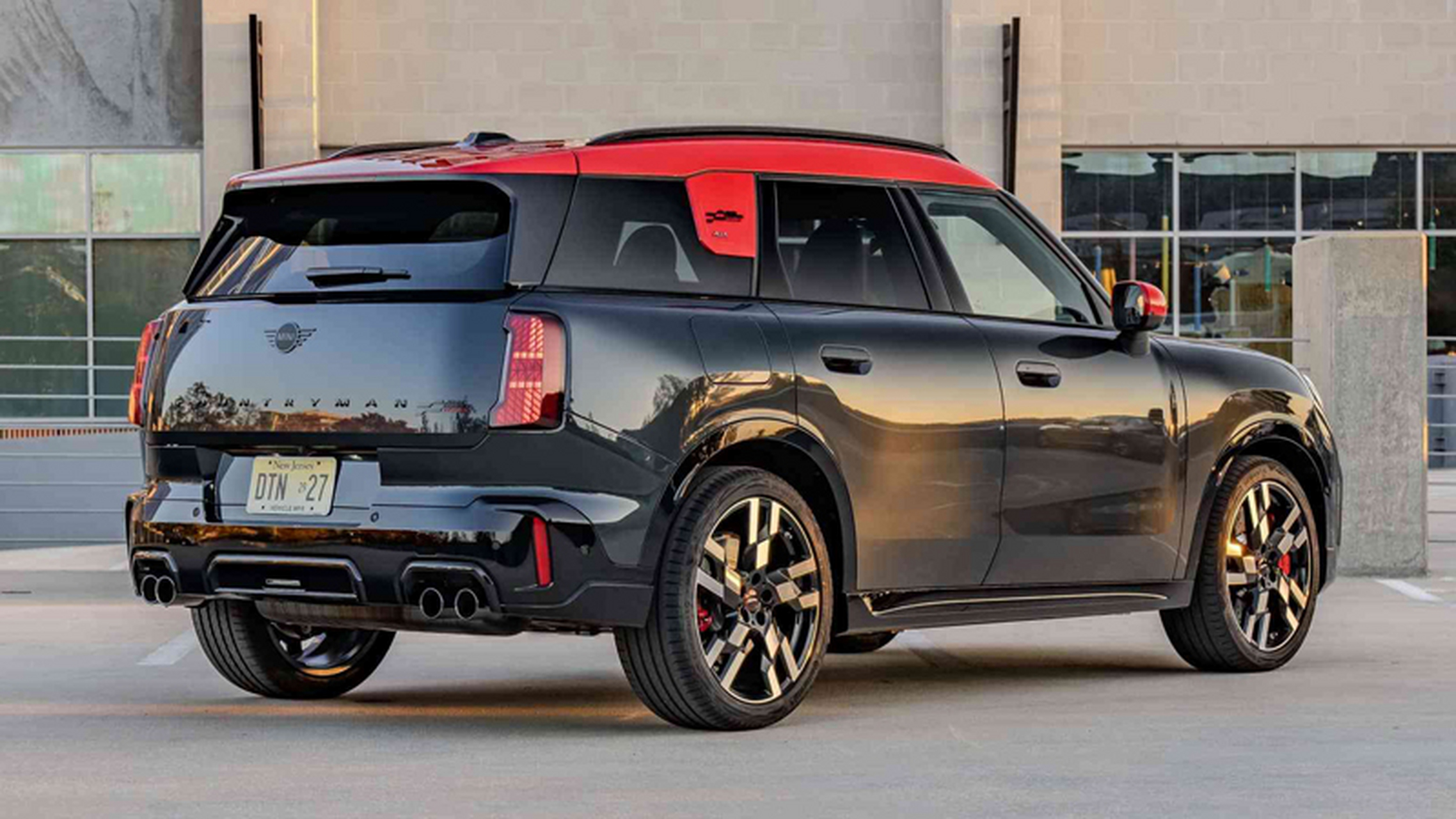 宝马发布了一组全新mini jcw countryman的官图,新车定位紧凑型suv,是