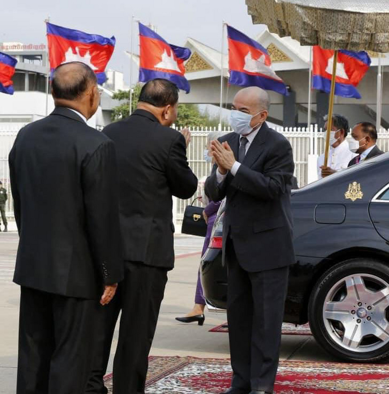 我前些天发布柬埔寨的韩桑林的近照,网友不相信是他的近照,说80多岁的