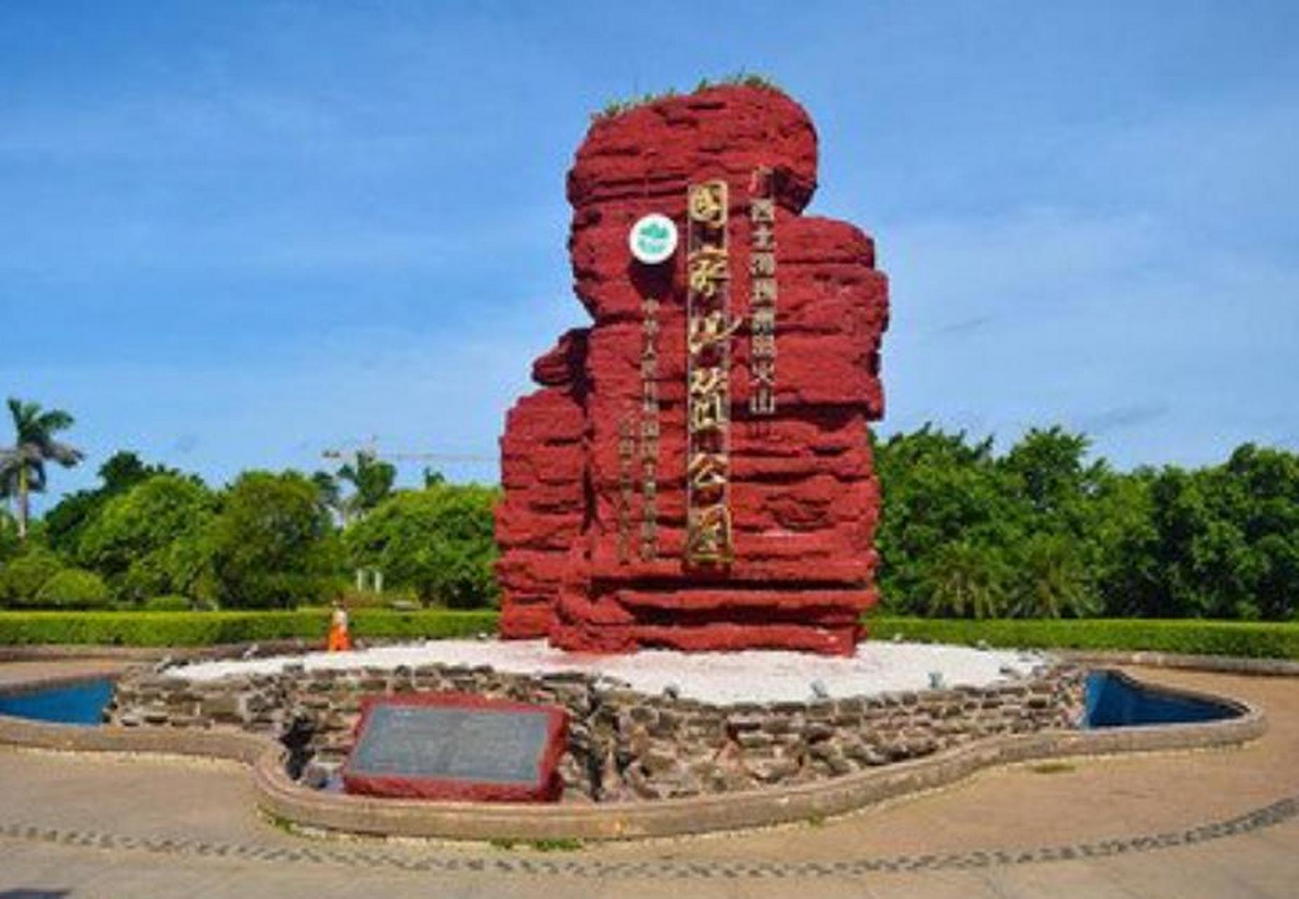北海涠洲岛是广西最热的旅游景点,想去的人太多了,不过,船票贵也就算
